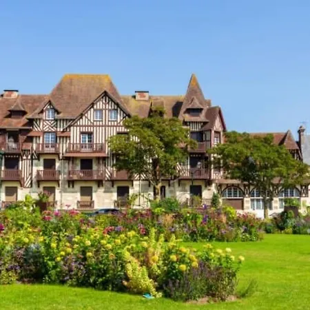 - Jardin Et Terrasse Proche De La